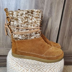 TOMS leather/knit boots with fur lined inside. Size 6 Women.